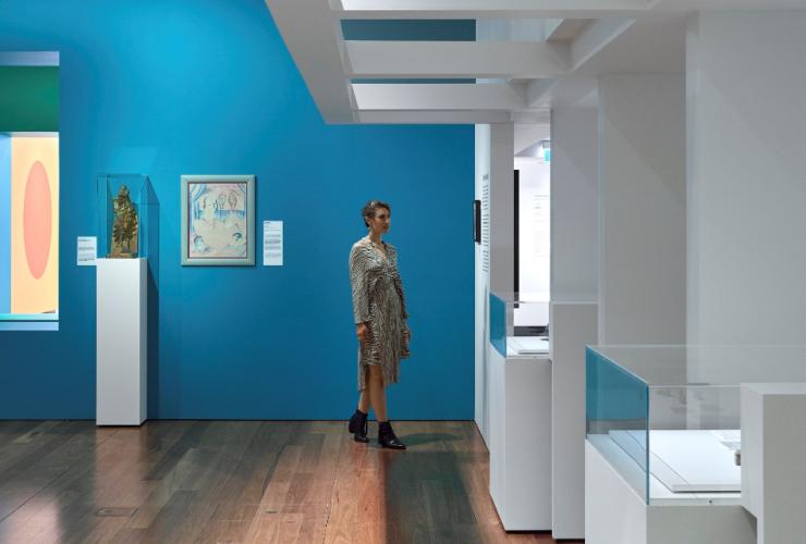 昆士兰州，布里斯班，在布里斯班博物馆欣赏 Bauhaus Now 展览的女性 © 布里斯班博物馆，Toby Scott 版权所有