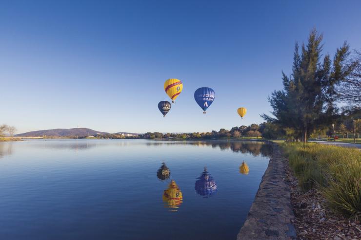 澳大利亚首都领地，堪培拉，伯利格里芬湖（Lake Burley Griffin）上空的热气球 © 堪培拉观光局版权所有