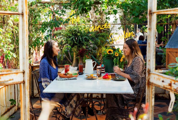 新南威尔士州，悉尼，两名女性在 The Grounds of Alexandria 享受美餐 © 新南威尔士州旅游局版权所有