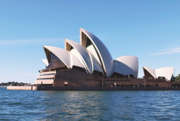 新南威尔士州，悉尼，从水上观赏悉尼歌剧院景色 © 澳大利亚旅游局版权所有