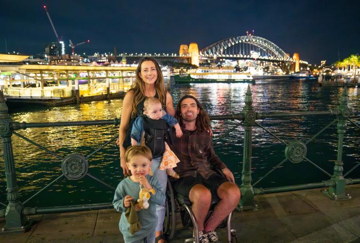 新南威尔士州，悉尼，环形码头，一位坐轮椅的男子及其家人 © 澳大利亚旅游局版权所有