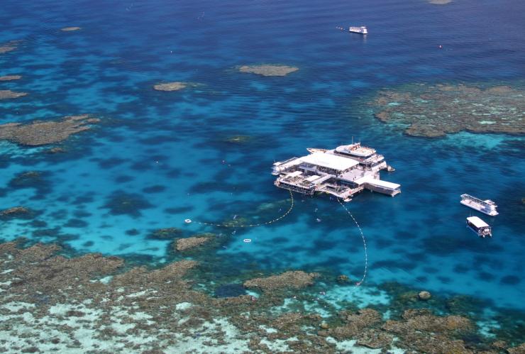 昆士兰州，大堡礁，俯瞰阿金考特礁上的银梭号浮码头 © 道格拉斯港和戴恩树旅游局版权所有