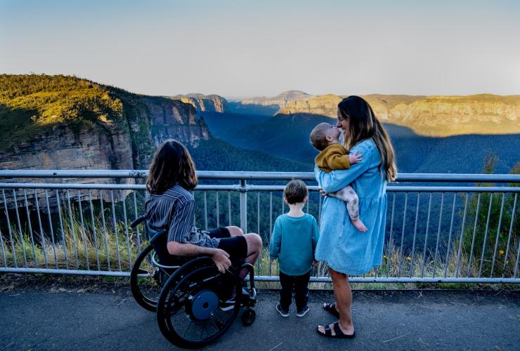 新南威尔士州，蓝山，一位坐轮椅的男子及其家人在观赏蓝山风景 © 澳大利亚旅游局版权所有