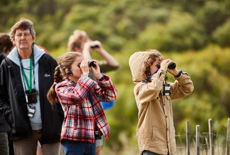 维多利亚州，大洋路，野生动物奇观自然之旅，儿童在看双筒望远镜 © 澳大利亚旅游局/维多利亚州旅游局版权所有