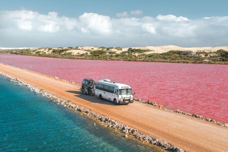 南澳大利亚州，行驶在艾尔半岛粉色麦克唐奈尔湖与格林湖之间土路上的面包车 © Jaxon Foale 版权所有