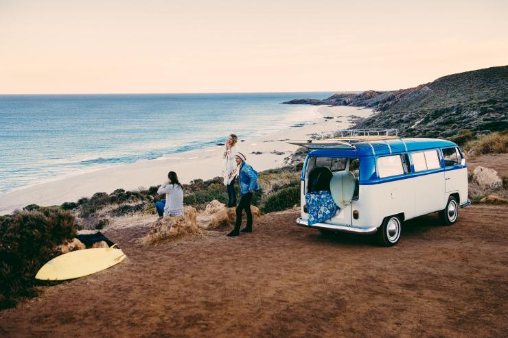 勒格兰德角国家公园海滩上，一对情侣在四驱车旁晒日光浴 © 澳大利亚黄金内陆版权所有