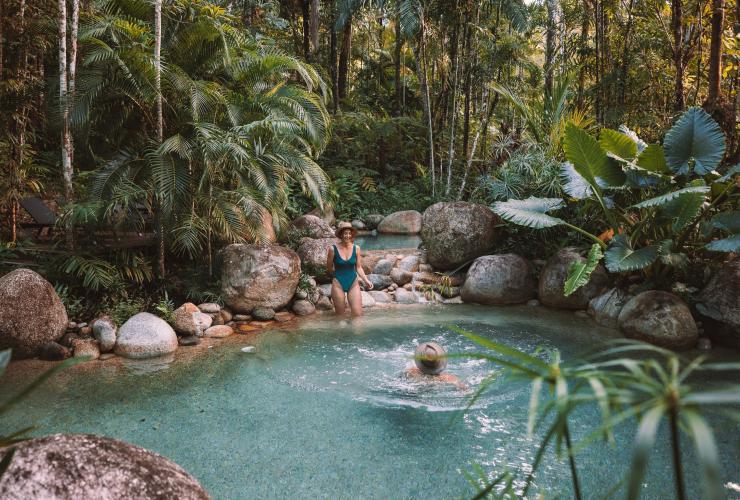 昆士兰州，戴恩树热带雨林，希尔奇橡树酒店，一对夫妇在泳池中游泳 © 昆士兰州旅游及活动推广局版权所有