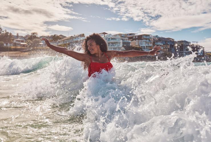 新南威尔士州，悉尼，一位女士在邦迪海滩游泳 © 新南威尔士州旅游局版权所有