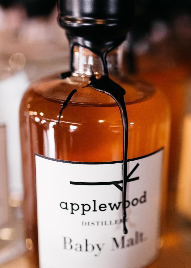 阿德莱德山苹果木酒厂生产的瓶装杜松子酒 © Erik Rosenberg 版权所有