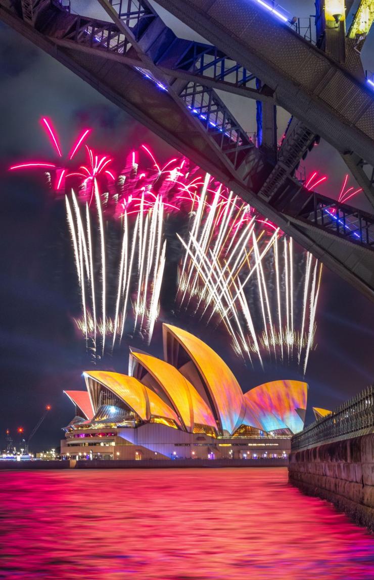 烟花在悉尼歌剧院上空绽放，悉尼海港大桥在前景清晰可见