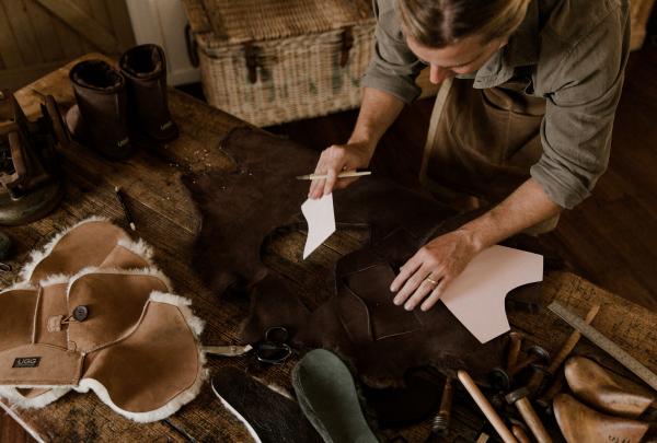 UGG 靴子在工厂生产时的工序 © UGG Since 1974 版权所有