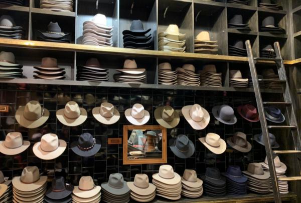 肯普西的阿库布拉门店出售的阿库布拉帽子 © 阿库布拉版权所有