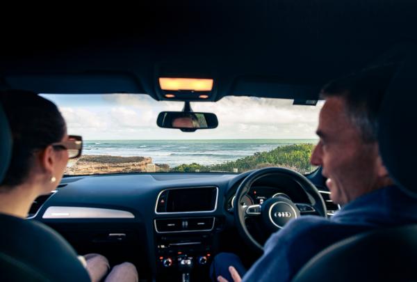 一对情侣在罗布附近的车内 © 南澳大利亚旅游局版权所有