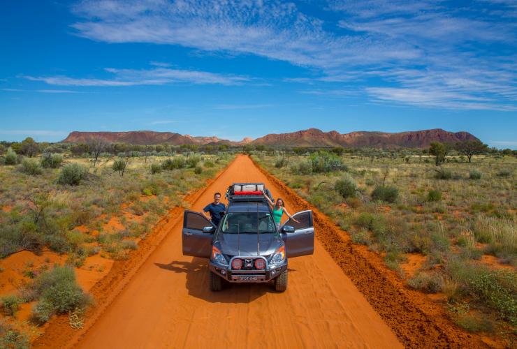 红土中心土路上的四驱车 © Offroad Images/北领地旅游局版权所有