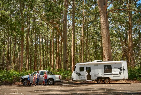 彭伯顿，一家人与他们的汽车和旅行车 © Frances Andrijich，西澳大利亚州旅游局版权所有