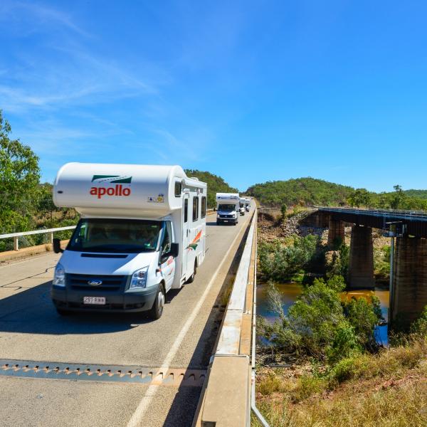 在斯图尔特高速公路上行驶的 Apollo 露营车 © 北领地旅游局，Steve Strike 版权所有