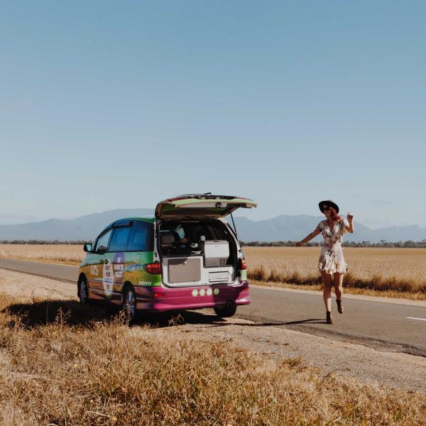 大洋路边，一个女孩站在 JUCY 露营车旁 © Jucy，Katie Purling 版权所有