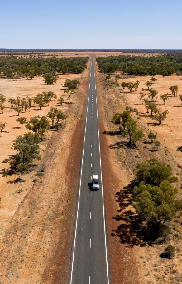  昆士兰州内陆地区，在玛蒂尔达路上行驶的汽车 © 昆士兰州旅游及活动推广局版权所有