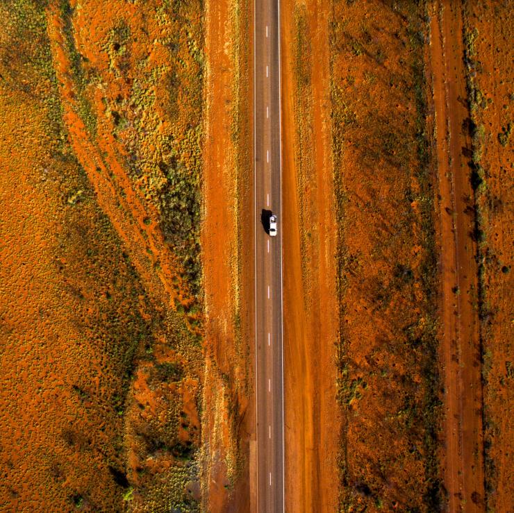 爱丽斯泉地区，航拍在斯图尔特高速公路上行驶的汽车 © 北领地旅游局，Sam Earp 版权所有