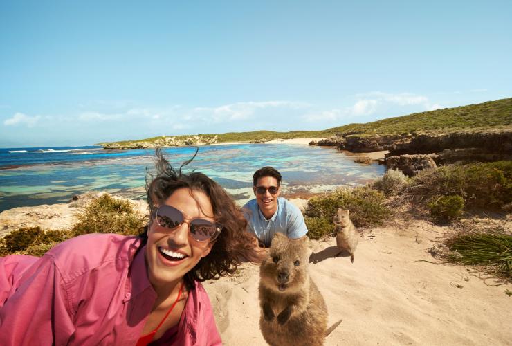 一对夫妇在罗特尼斯岛上与短尾矮袋鼠合影 © Georges Antoni 版权所有