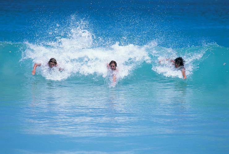 西澳大利亚州，珀斯，科特斯洛海滩，人体冲浪 © 西澳大利亚州旅游局版权所有