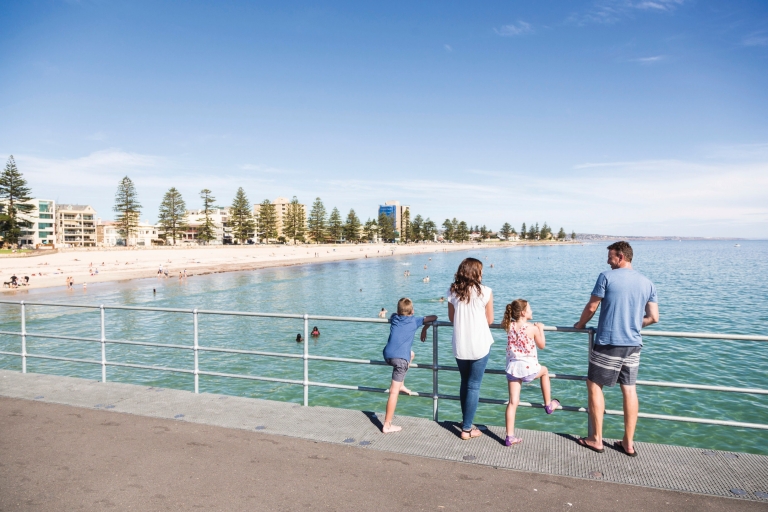 南澳大利亚州，阿德莱德，格雷尔海滩 （Glenelg Beach）。© 南澳大利亚州旅游局
