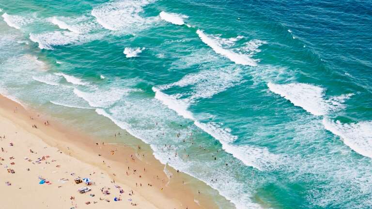 昆士兰，黄金海岸， Aerial海滩©澳大利亚旅游局