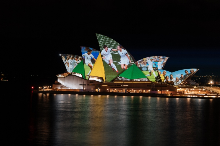 为庆祝2023女足世界杯举办而上演灯光秀的悉尼歌剧院（Sydney Opera House）