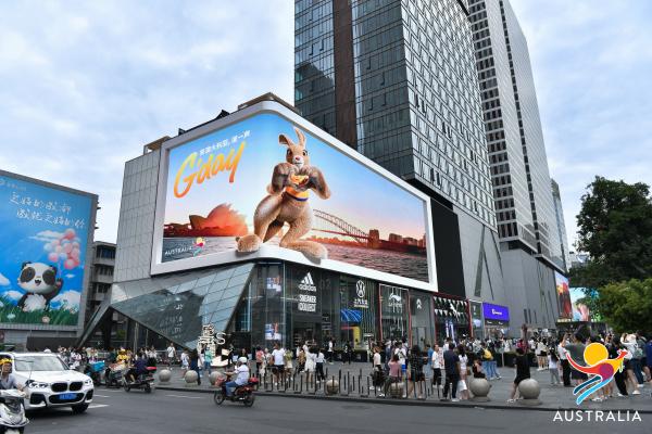 袋鼠茹比空降太古里3D大屏向大家比心问好，游客们直呼可爱并赞叹效果震撼