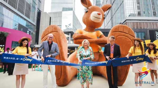 澳大利亚旅游局在位于太古里的品牌官方快闪店 举行“来澳大利亚，道一声你好”品牌发布剪彩仪式 中间：澳大利亚旅游局局长暨行政总裁韩斐励（Phillipa Harrison） 右：澳大利亚驻华大使傅关汉（Graham Fletcher） 左：澳大利亚旅游局东半球市场执行总经理何安哲（Andrew Hogg）