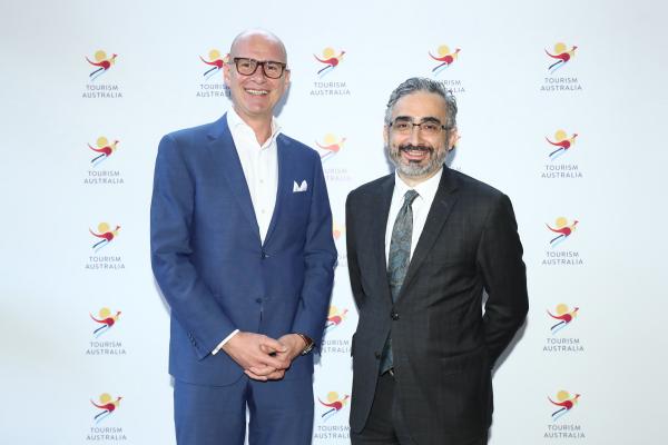 左起：澳大利亚旅游局亚洲市场及国际航司业务执行总经理何安哲（Andrew Hogg）与澳大利亚驻上海总领事戴德明（Dominic Trindade）合影