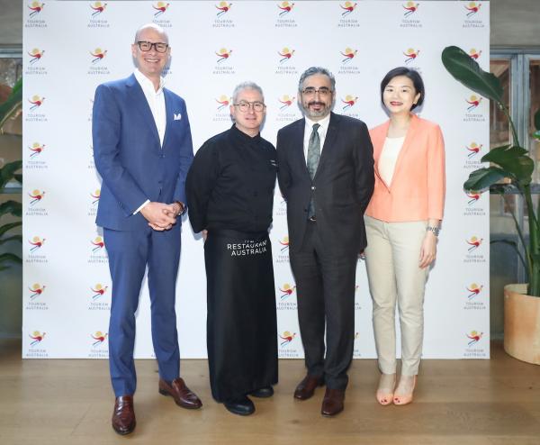 左起：澳大利亚旅游局亚洲市场及国际航司业务执行总经理何安哲（Andrew Hogg），“澳大利亚之友”（Friends of Australia）贵格（Craig Willis），澳大利亚驻上海总领事戴德明（Dominic Trindade）及澳大利亚旅游局中国区总经理胡敬雯（ Mandy Wu）合影