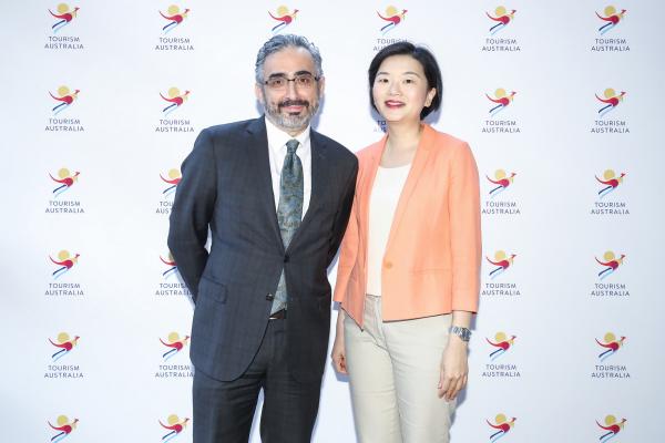 左起：澳大利亚驻上海总领事戴德明（Dominic Trindade）与澳大利亚旅游局中国区总经理胡敬雯（ Mandy Wu）合影