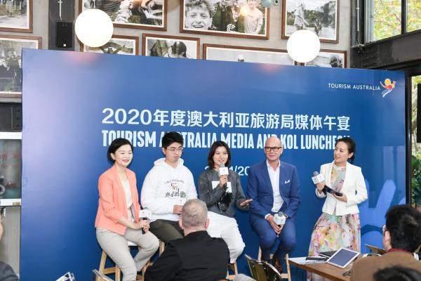左起：澳大利亚旅游局中国区总经理胡敬雯（ Mandy Wu），旅行家宇陆君，旅行家西西里玩不停及澳大利亚旅游局亚洲市场及国际航司业务执行总经理何安哲（Andrew Hogg）共同参与脱口秀环节