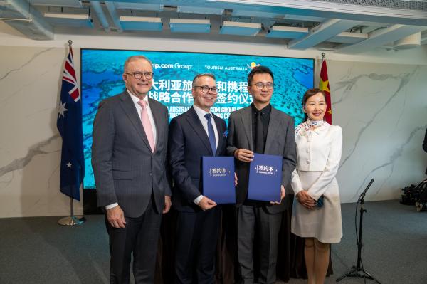图为澳大利亚旅游局和携程集团共同签署战略合作备忘录（MOU），照片由左至右分别为：澳大利亚总理安东尼·阿尔巴尼斯（Anthony Albanese）阁下，澳大利亚旅游局国际市场及商务会奖旅游部执行总经理马洛宾（Robin Mack），携程集团副总裁陈冠其（Edison Chen），携程集团首席执行官孙洁（Jane Sun）
