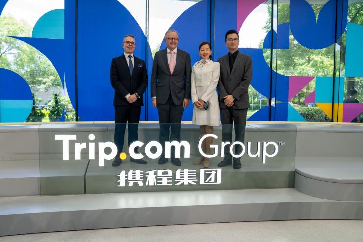 图为澳大利亚总理一行到访携程集团，照片由左至右分别为：澳大利亚旅游局国际市场及商务会奖旅游部执行总经理马洛宾（Robin Mack），澳大利亚总理安东尼·阿尔巴尼斯（Anthony Albanese）阁下，携程集团首席执行官孙洁（Jane Sun），携程集团副总裁陈冠其（Edison Chen）