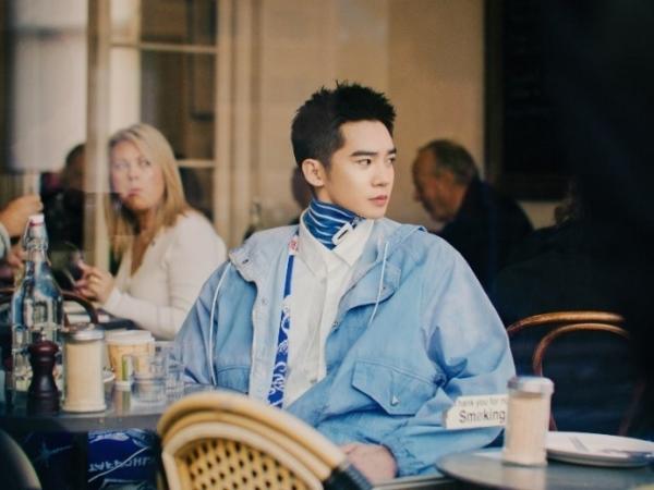 于适在霍巴特Jackman & McRoss咖啡馆喝着澳白看着往来行人