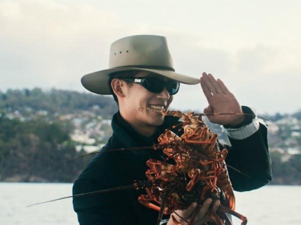 于适体验塔斯马尼亚海鲜巡游（Tasmanian Seafood Cruise） 在甲板上与现捕大龙虾合影