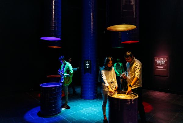 在阿德莱德的 MOD. 博物馆参观展览 © MOD./Sia Duff 版权所有