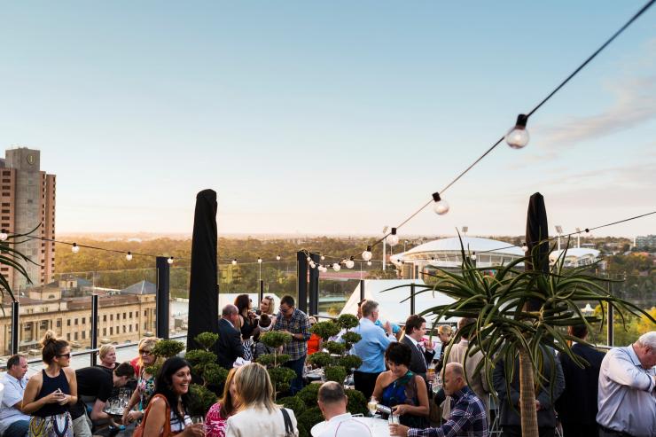 南澳大利亚州，阿德莱德，2KW 屋顶酒吧餐厅 © Andre Castellucci, SATC 版权所有