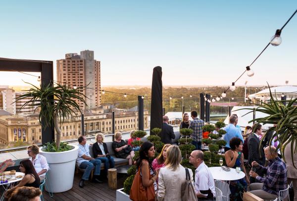 南澳大利亚州，阿德莱德，2KW 屋顶酒吧餐厅 © 南澳大利亚旅游局版权所有