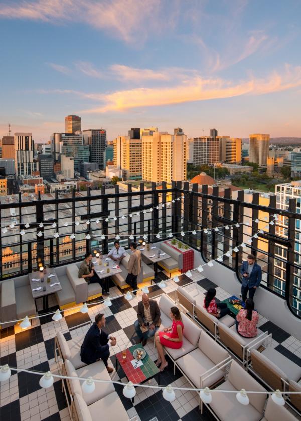 南澳大利亚州，阿德莱德，Merrymaker 屋顶酒吧 © 阿德莱德英迪格酒店版权所有