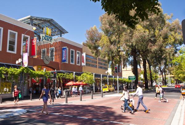 在诺伍德帕雷德大街上行走的人们 © 南澳大利亚旅游局版权所有