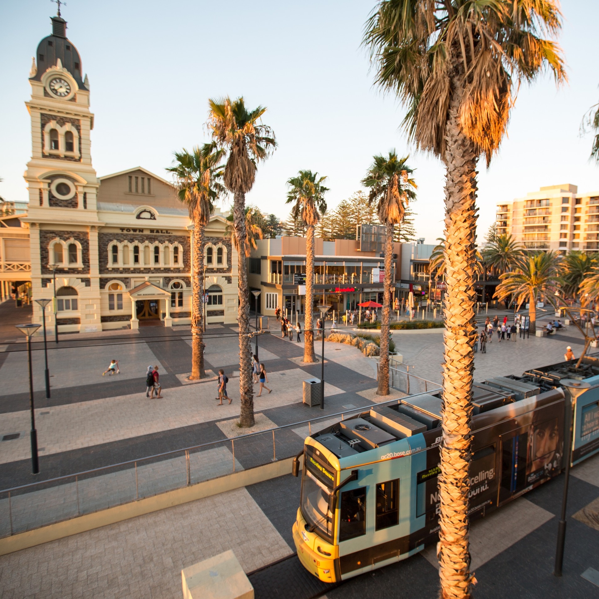阿德莱德莫斯利广场上的有轨电车 © Greg Snell/澳大利亚旅游局版权所有