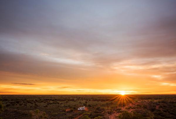 北领地，乌鲁鲁卡塔丘塔国家公园，沙漠拂晓之旅 © Lauren Bath, Voyages 版权所有