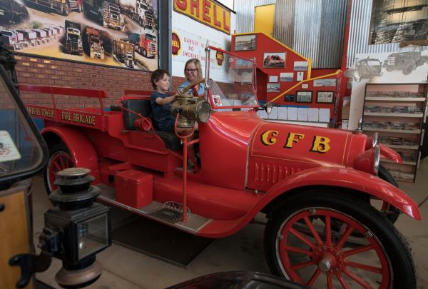 北领地，爱丽斯泉，一家人在国家道路交通荣誉堂 © 北领地旅游局/Chris Tangey 版权所有