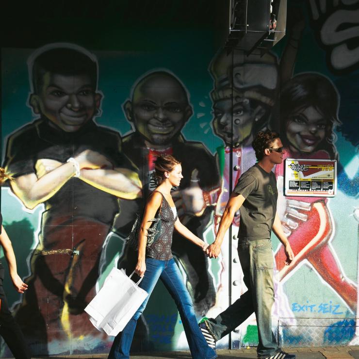 昆士兰州，布里斯班，经过安街的街头艺术墙的行人 © Chris McLennan 版权所有