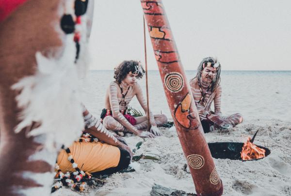 昆士兰州，北斯德布鲁克岛，昆达穆卡族舞者 © 昆士兰州旅游及活动推广局版权所有