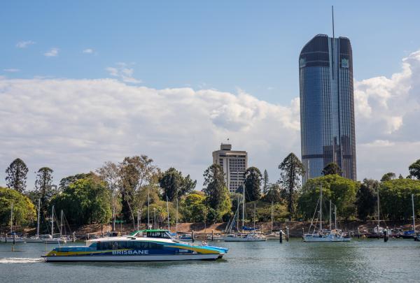 昆士兰州，布里斯班，布里斯班河上的 City Cat 渡轮 © 昆士兰州旅游及活动推广局版权所有