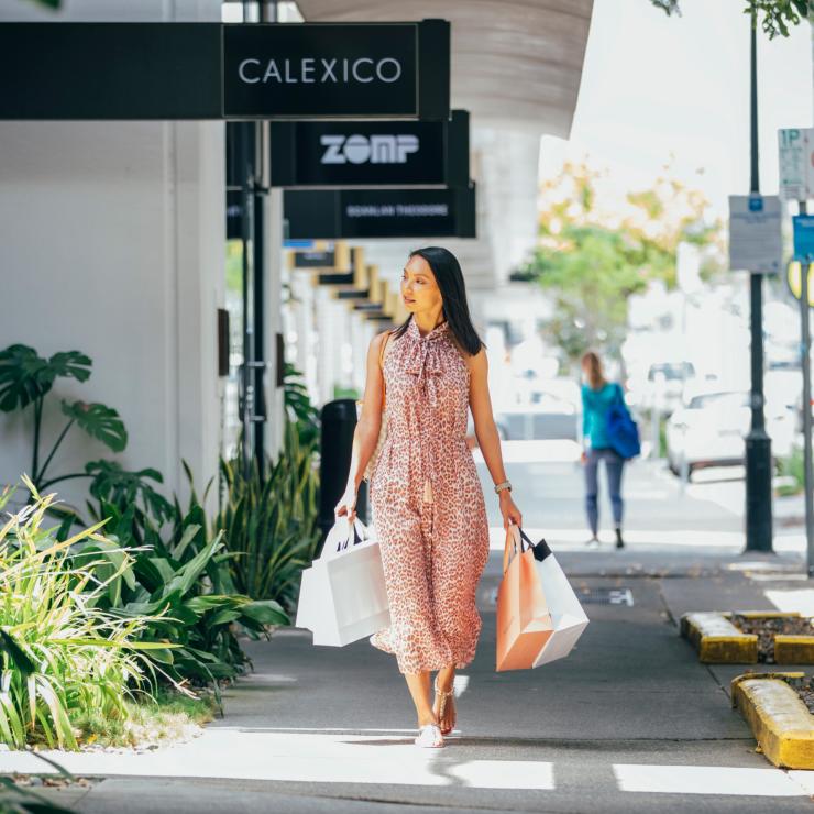 佛特谷詹姆士街上购物的女人 © Brisbane Marketing 版权所有